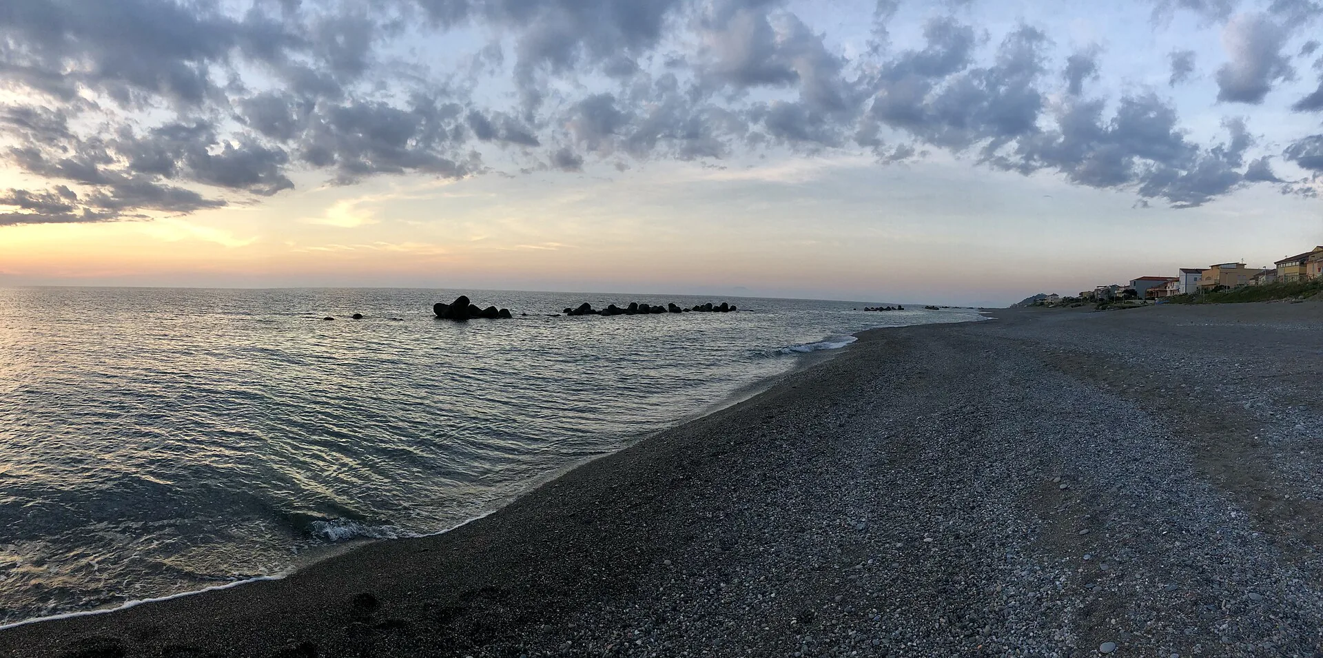 La spiaggia di ciottoli di Capo d'Orlando