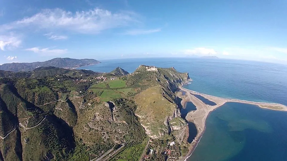 Il promontorio di Tindari e i laghetti di Marinello visti dall'alto