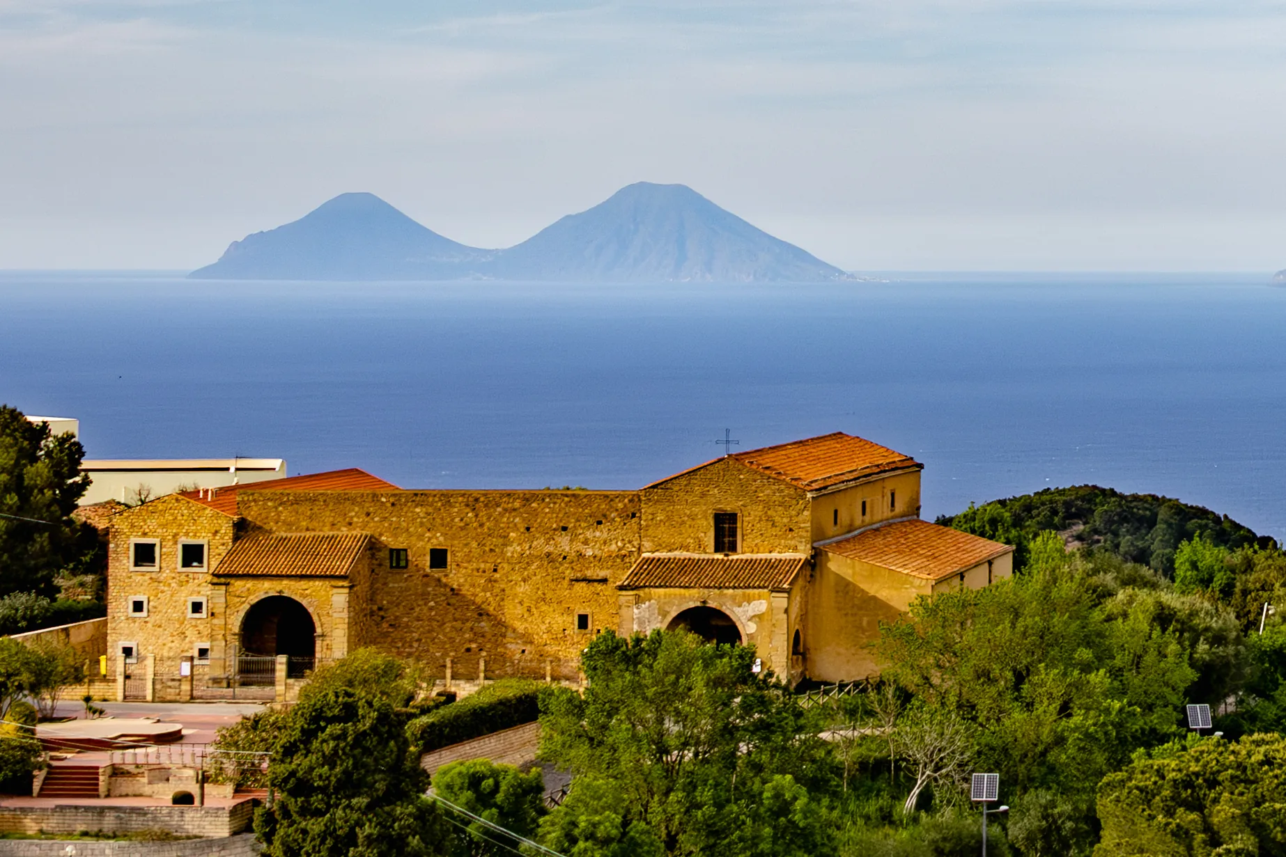 Il centro storico di Naso affacciato sul Tirreno, con le Isole Eolie all'orizzonte