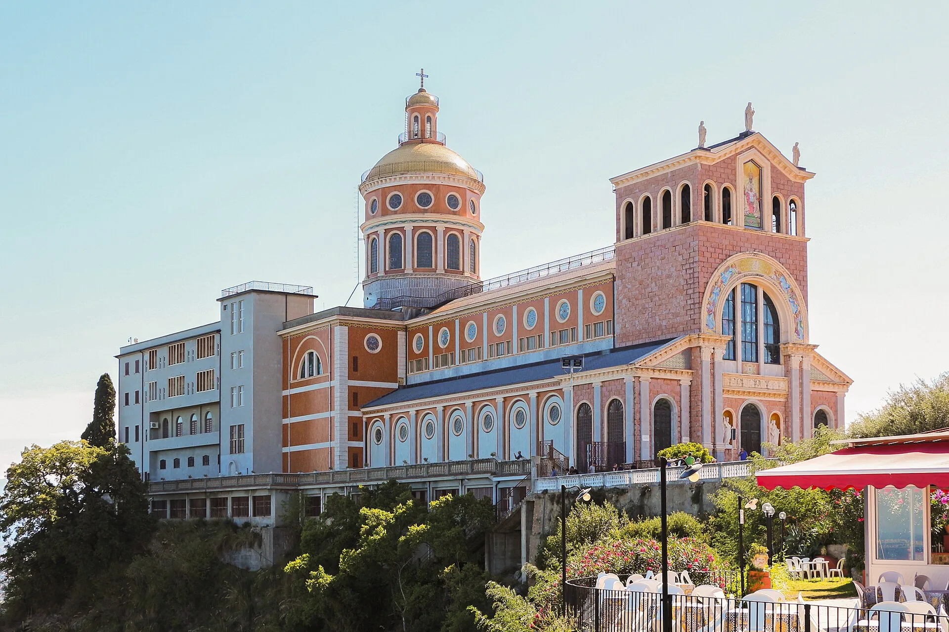 Il santuario di Tindari affacciato sul mare