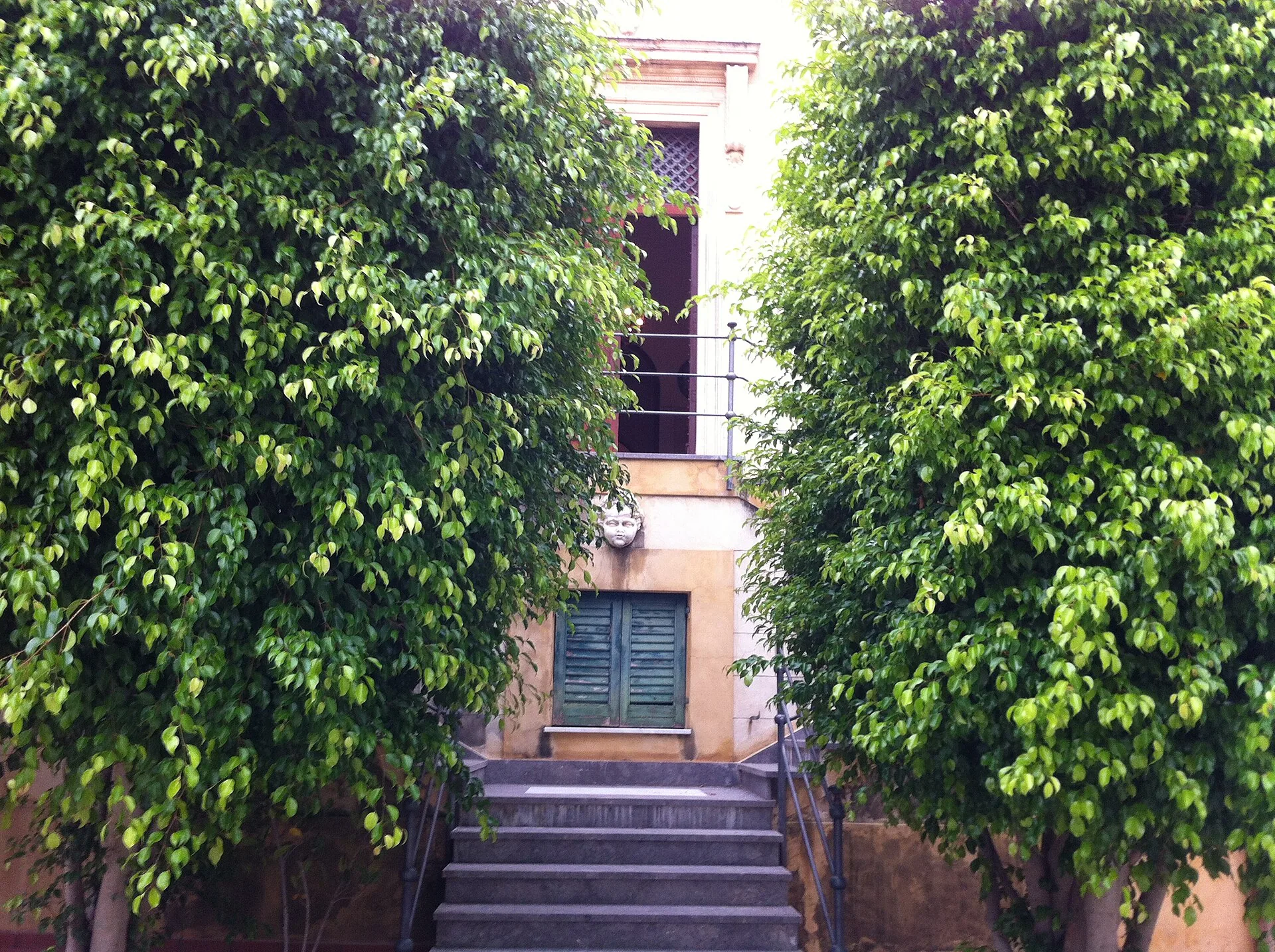 L'ingresso di Villa Piccolo di Calanovella, sopra Capo d'Orlando