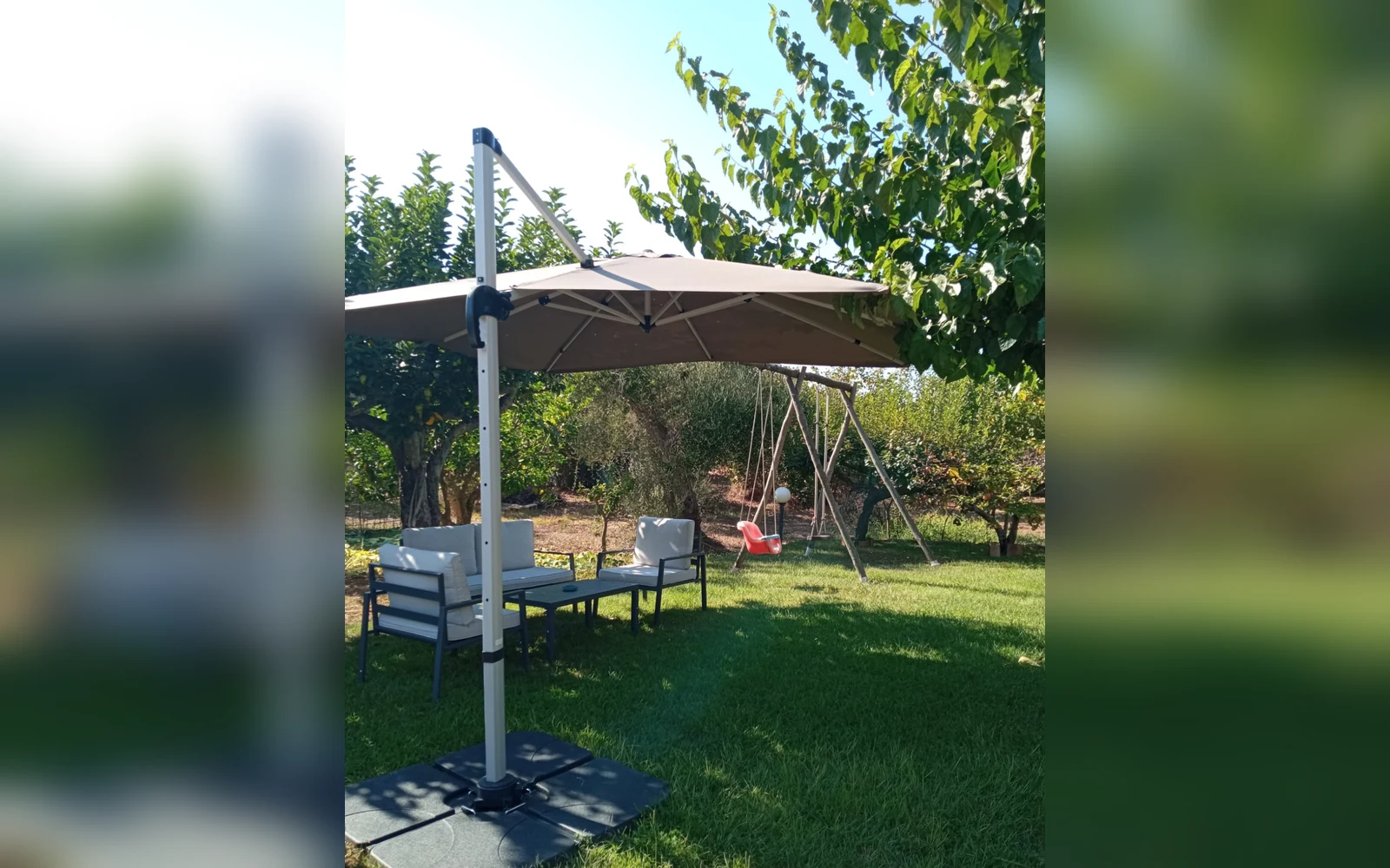 Chalet Mirò — il giardino con l'altalena